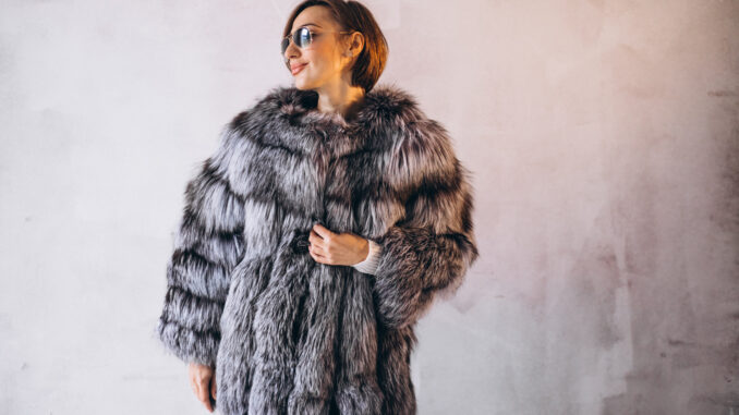 Comment porter le manteau en fausse fourrure avec élégance ?